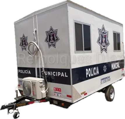 Módulo móvil para policía municipal, de frente, sobre su remolque